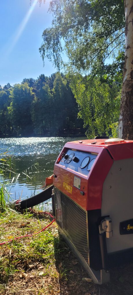 Tragkraftspritze bei Wasserentnahme am See