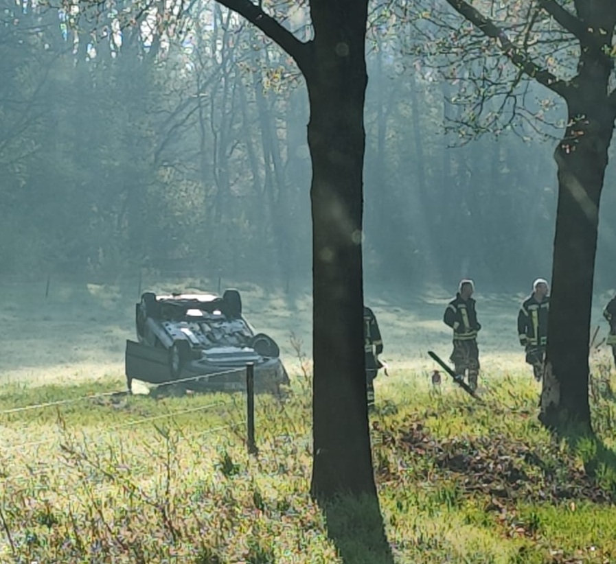 PKW liegt nach Unfall auf dem Dach
