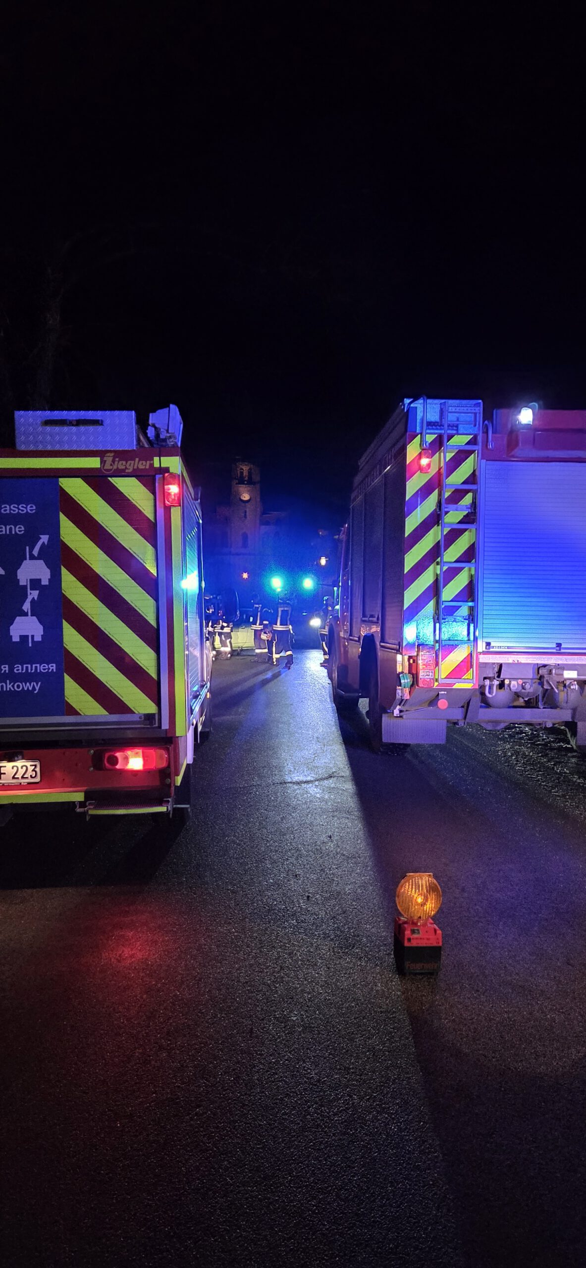 Strassensperrung mit zwei Feuerwehrautos